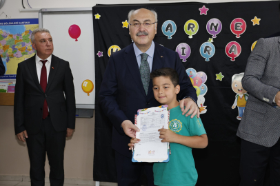 Adana Valisi Köşger, öğrencilerin karne sevincine ortak oldu