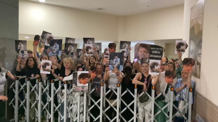 Aileye destek olmak için adliyeye gelen çok sayıda vatandaş, ellerinde Mattia Ahmet'in fotoğraflarının bulunduğu pankartları taşıyarak, 'sokakta katil istemiyoruz' sloganları attı.