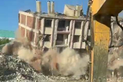 Elazığ’da ağır hasarlı bina tek dokunuşla yıkıldı