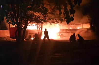 Hatay’da park halindeki 2 midibüs alev alev yandı