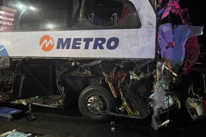 Sakarya'da yolcu otobüsü ile tır çarpıştı: 12 yaralı, 2'si ağır