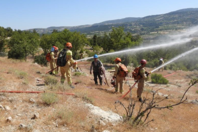 Yeni göreve başlayan yangın işçilerine uygulamalı eğitim