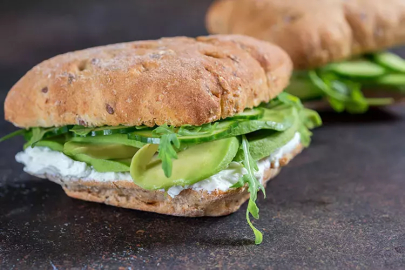 Avokado ve salatalıklı sandviç tarifi: sağlıklı, hafif ve lezzetli atıştırmalık