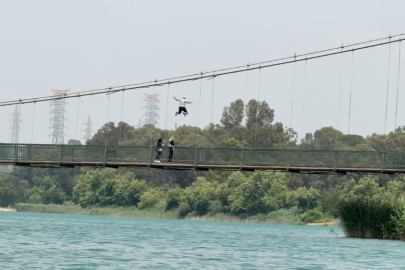 Gençlerden tehlikeli hareketler: Köprünün halatlarına tırmanıp atladılar