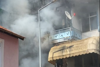 Kocaeli'de 3 katlı binada yangın: 3 kişi kurtarıldı, 7 daire zarar gördü