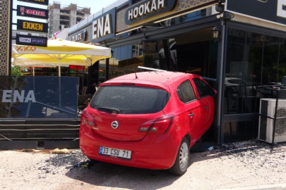 Mersin’de direksiyon hakimiyetini kaybeden kadın sürücü aracıyla kafeye daldı
