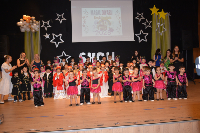 Miniklerin mezuniyet sevinci