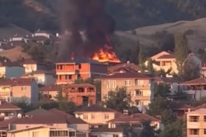 Tokat’ta korkutan yangın: Bir ev tamamen yandı, bir evin çatısı kül oldu
