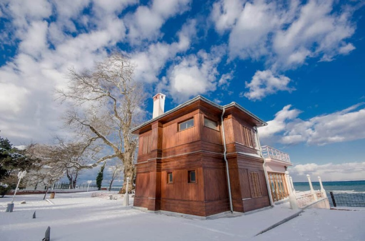 Yürüyen Köşk, Yalova