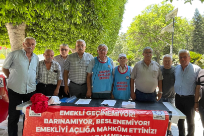 Adana’da emekliler seyyanen zam için Atatürk Parkı’nda imza kampanyası başlattı