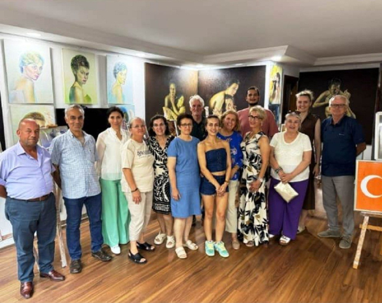 Adana’da “Fotoğrafın Ötesinde” sergisi açıldı 100 yıllık göç hikâyeleri sanatseverlerle buluştu 3