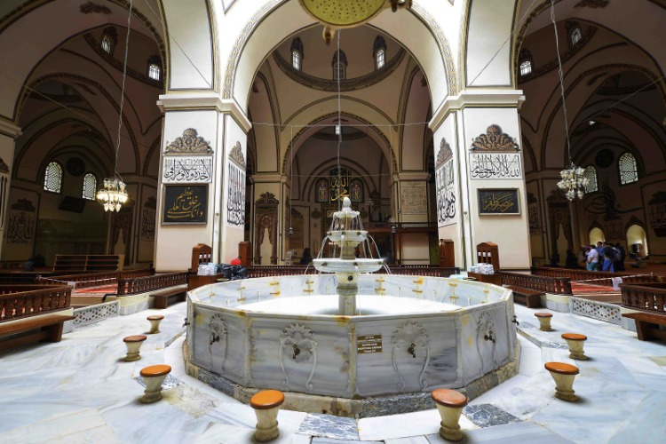 20 KUBBE ALTINDA BİR HUZUR VAHASI: MİMARİNİN KALBİNDEKİ ŞADIRVAN