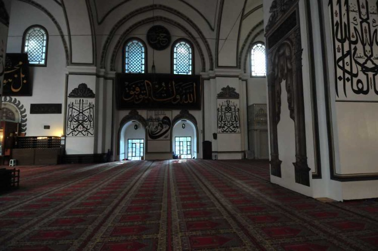 DUVARLARDAKİ İMZA: HAT SANATININ EN GÖRKEMLİ GALERİSİ