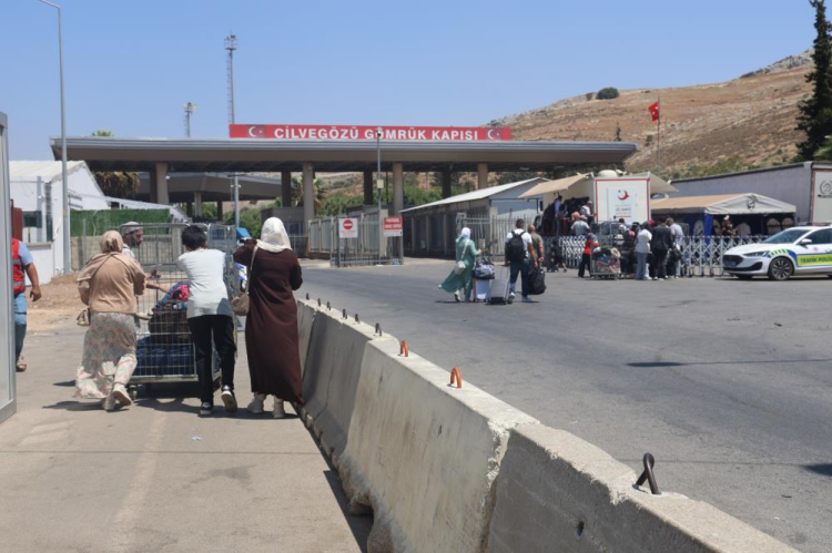 Cilvegözü Sınır Kapısı’nda dönüş yoğunluğu Suriyeli çocuklar karneleriyle yola çıktı 2