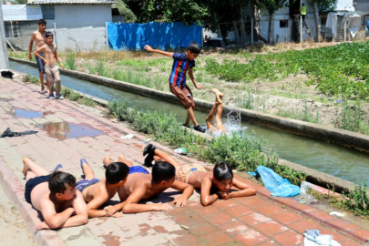 Adana'da sıcaktan bunalan çocuklar, boğulma riskine rağmen kanallarda serinliyor!