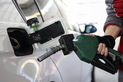 Akaryakıt fiyatlarında dev indirim! Benzin ve Motorinin litre fiyatı geriledi