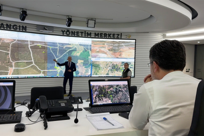 Bakan Yumaklı, İzmir yangınını OGM Yangın Yönetim Merkezi'nden anbean takip ediyor