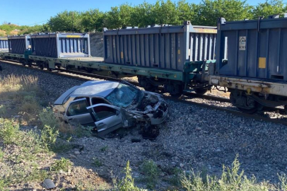 Malatya'da yük treni hemzemin geçitte otomobile çarptı: 5 yaralı