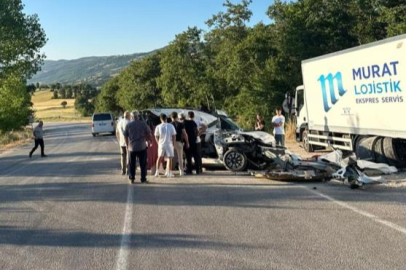 Tokat’ta park halindeki kamyona çarpan araçta feci son: 2 ölü, 3 yaralı