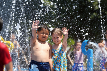 Çocuklar Çukurova’da su oyun parklarında tatilin tadını çıkarıyor
