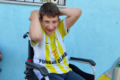 Muşlu Sanatçı 40 çocuğa isimli forma dağıttı