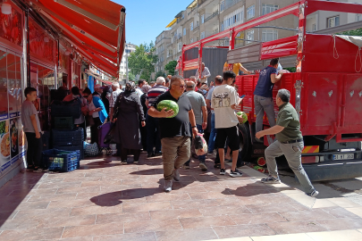 Niğde’de hayırsever esnaf 19 ton karpuz dağıttı