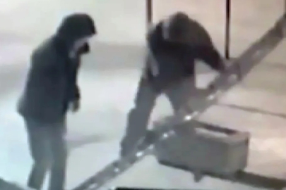 Adana’da balkonuna seyyar merdiven dayayarak hırsızlık: Altın ve dolar çalındı