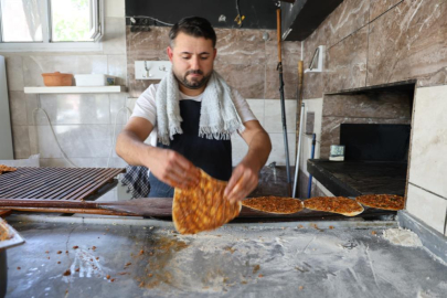 Buzlu suyla serinleme mevsimi geldi: Fırın ustalarının zorlu mesaisi