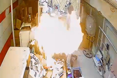 Hatay’da tamire getirilen telefon patladı: Alev anları kamerada