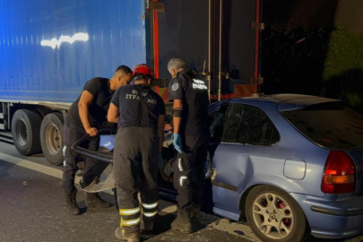 Kamyonun altına giren otomobilde can pazarı: 1 ölü, 1 ağır yaralı   