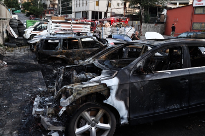 Park halindeki otomobiller yandı