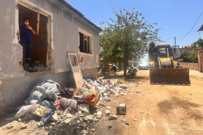 Sokaklarda topladığı çöpleri 7 yıldır evinde biriktiren zihinsel engelli kadının çöp evinde temizlik çalışması başladı