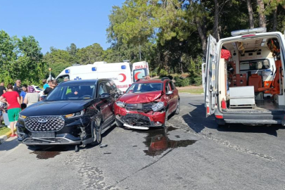 Manavgat'ta iki araç çarpıştı: 2’si Kırgızistan Uyruklu 7 kişi yaralandı