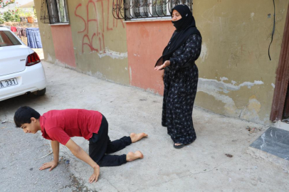Adana’da engelli çocuğun tekerlekli sandalyesi çalındı, sokakta emeklemek zorunda kaldı