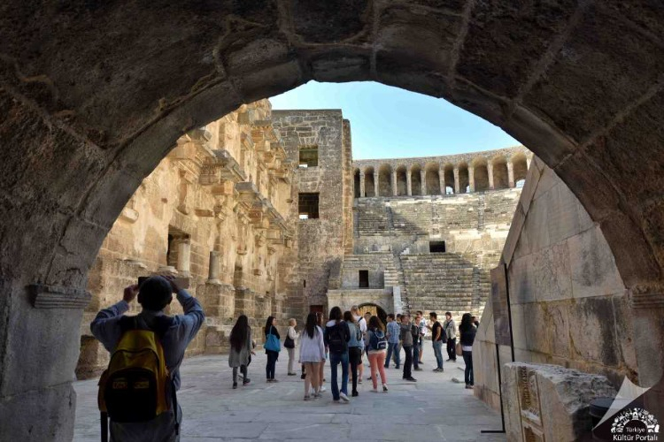 SAHNESİ HİÇ SUSMAYAN TİYATRO: BİR MİMARLIK HARİKASI