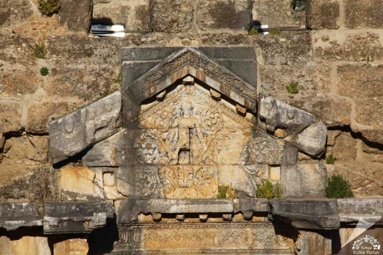 TİYATRONUN ÖTESİNDE BİR ŞEHİR: AGORA, BAZİLİKA VE TAPINAKLAR