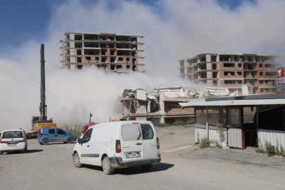 Hatay’da 13 katlı binanın yıkımı depremi hatırlattı