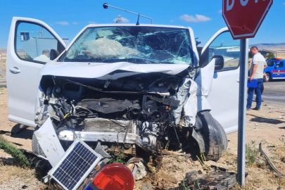 Kırıkkale'de minibüs ile hafif ticari araç çarpıştı: 6 yaralı