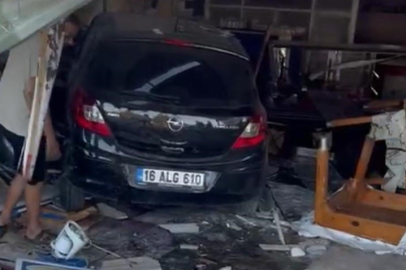 Mersin’de otomobil lokantaya daldı: 5 kişi hastanelik oldu