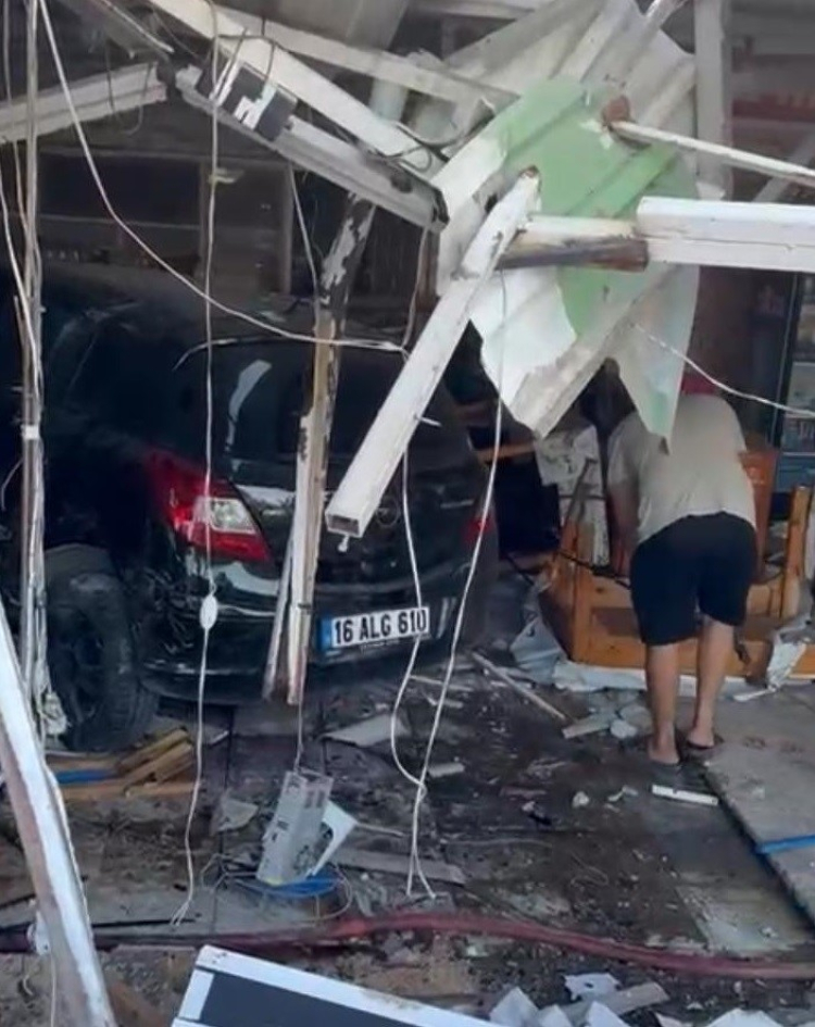 Mersin’de otomobil lokantaya daldı 5 kişi hastanelik oldu 2
