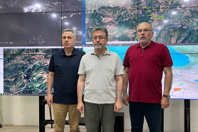 Tarım ve Orman Bakanı Yumaklı: İzmir’de 5 köy ve 2 mahalle tahliye edildi, yangınlarla mücadele sürüyor