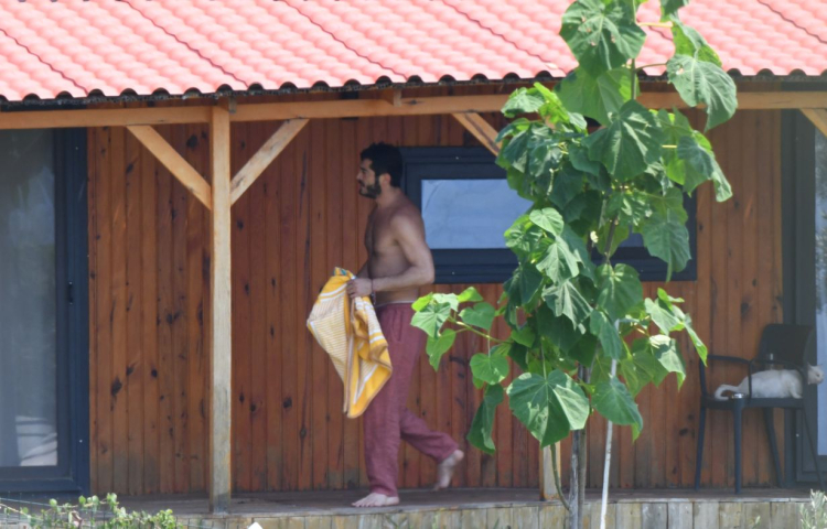  Yeni aşk belgelendi Burak Deniz, sevgilisi Yaren Güldiken ile Datça'da ilk kez görüntülendi! 2