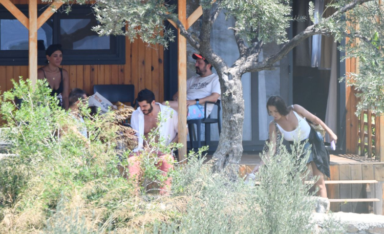  Yeni aşk belgelendi Burak Deniz, sevgilisi Yaren Güldiken ile Datça'da ilk kez görüntülendi! 3