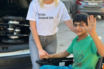 Adana’da sandalyesi çalınan Enes’e akülü tekerlekli sandalye hediye edildi