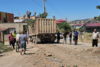 Adana Kozan’da freni boşalan kamyon bahçe duvarına çarptı, sürücü yaralandı