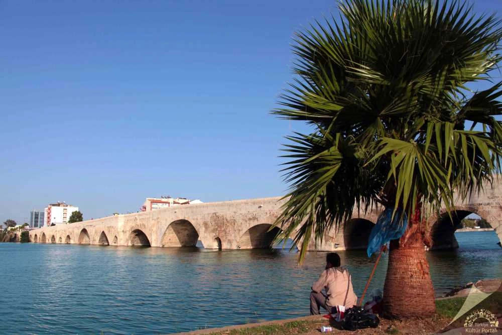 Adana'nın gerdanlığı Taşköprü: Üzerinden imparatorların ve sultanların geçtiği 2000 yıllık efsane!