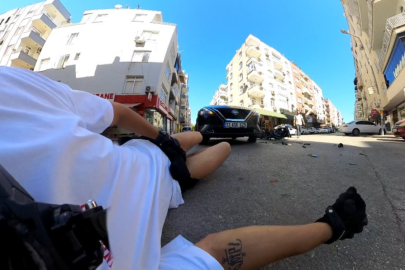 Mersin’de otomobille çarpışan motosiklet sürücüsünün kaza anı kamerada