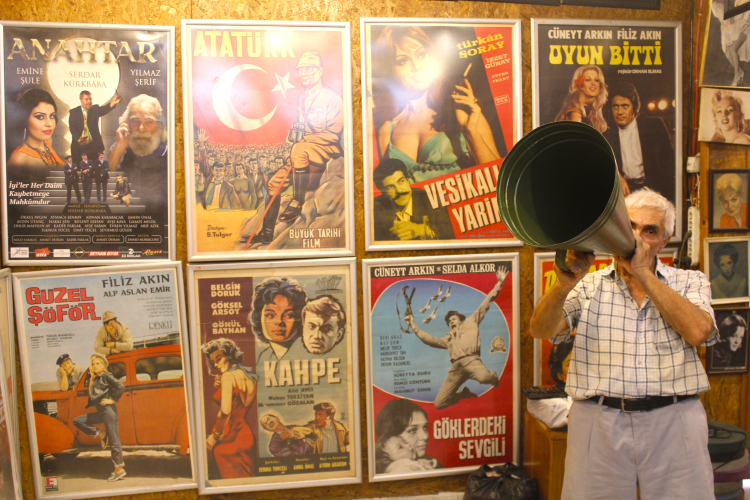 Sabri Şenevi’nin Sinema Evi, binlerce film arşivi nostalji rüzgarı estiriyor