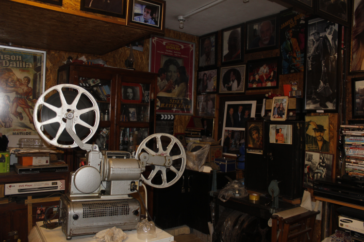Sabri Şenevi’nin Sinema Evi, binlerce film arşivi nostalji rüzgarı estiriyor
