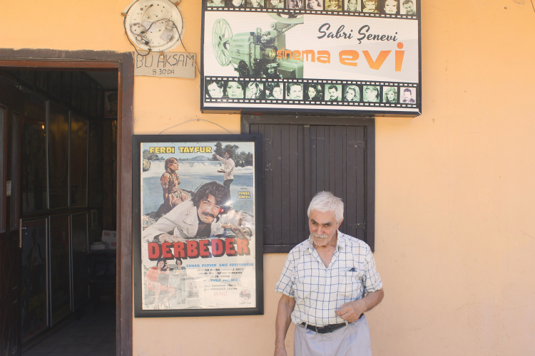 Sabri Şenevi’nin Sinema Evi, binlerce film arşivi nostalji rüzgarı estiriyor